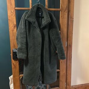 Dark Green Gap Sherpa Coat! Cozy, warm and stylish. This is a size medium tall.